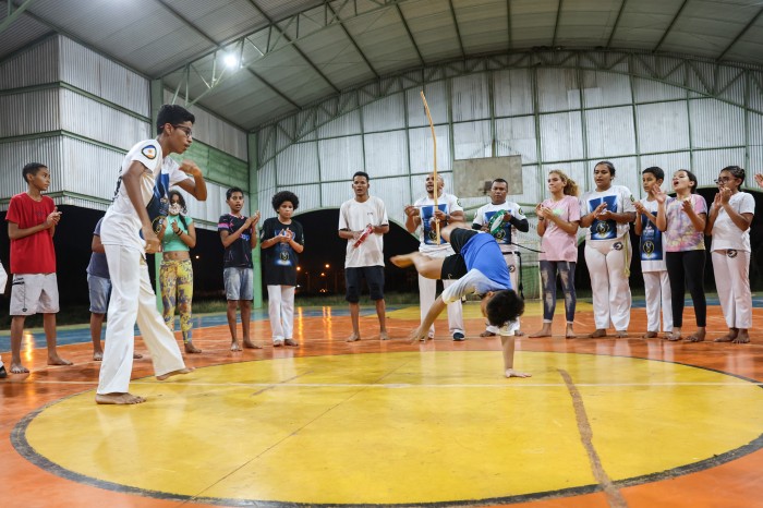 Com atividades físicas no contraturno escolar, profissional mobiliza e influencia seus alunos