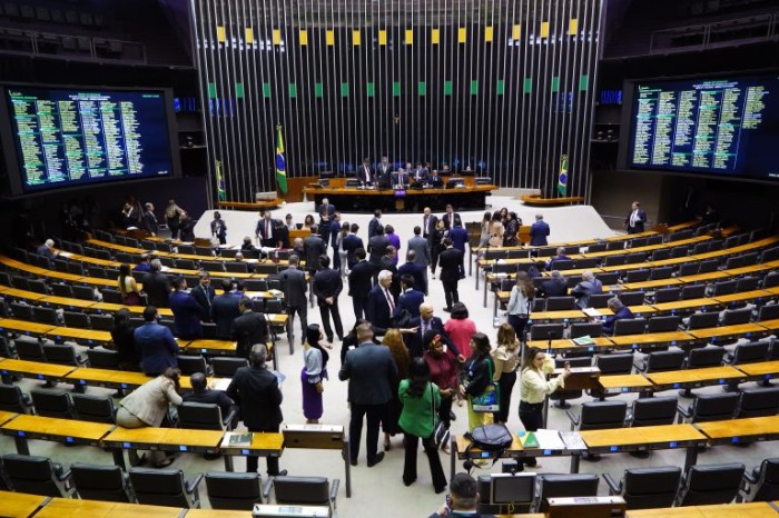 Parlamentares derrubam veto que reabre prazo para dedução no IR de doações a programas contra câncer e a pessoas com deficiência; acompanhe