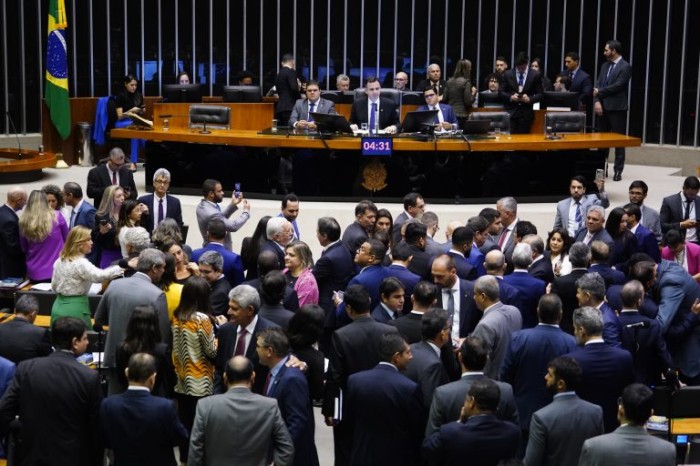 Congresso aprova crédito de R$ 71 bilhões para o Bolsa Família; acompanhe