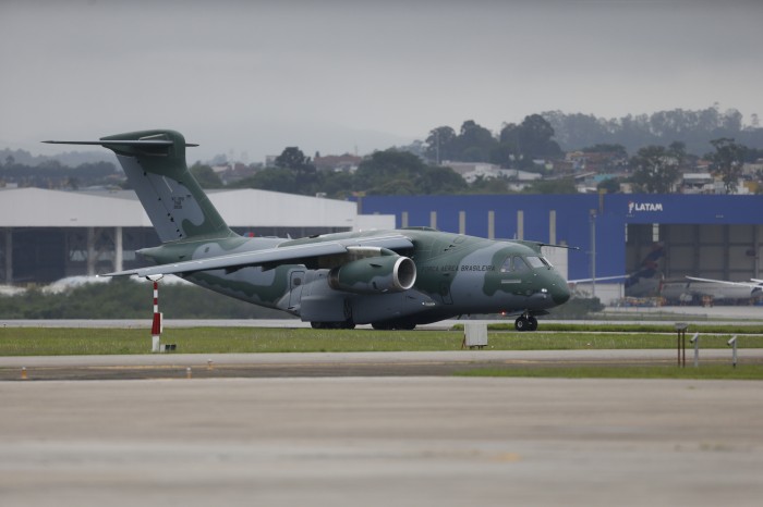 Quinta aeronave da FAB parte de Israel com 215 brasileiros