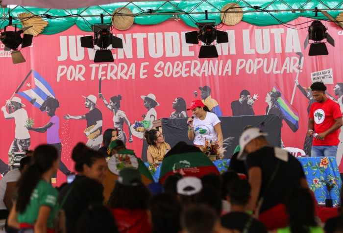 Juventude acampada debate luta pela terra e participação no poder