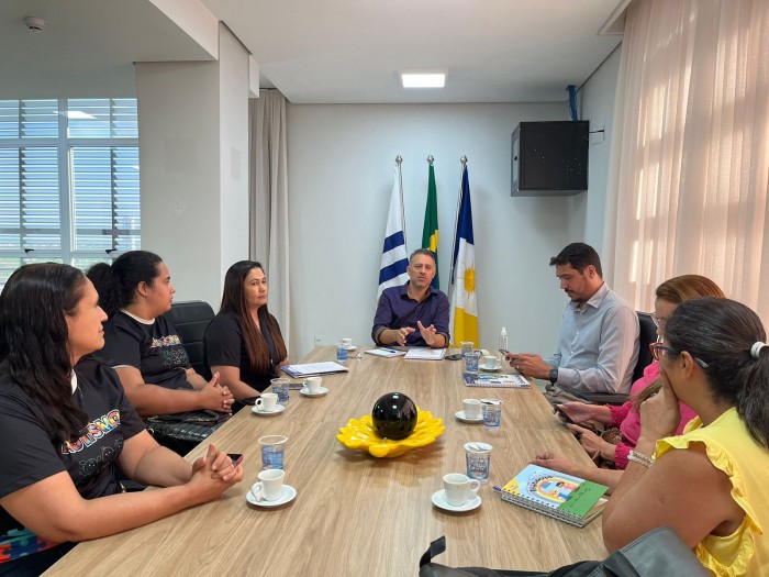 Educação de Palmas apresenta propostas pedagógicas à associação de pais de crianças neurodivergentes