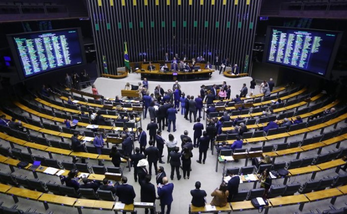 Câmara pode votar nesta terça taxação de investimentos de pessoas físicas no exterior