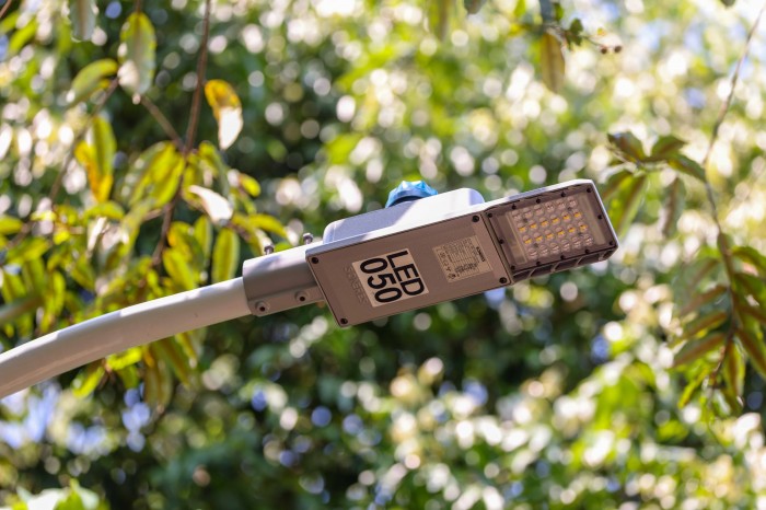 Começa a instalação de novos postes na pista de caminhada do Parque Cesamar