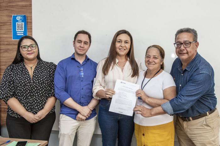 Prefeitura entrega regularização para trabalhadores ambulantes da Capital