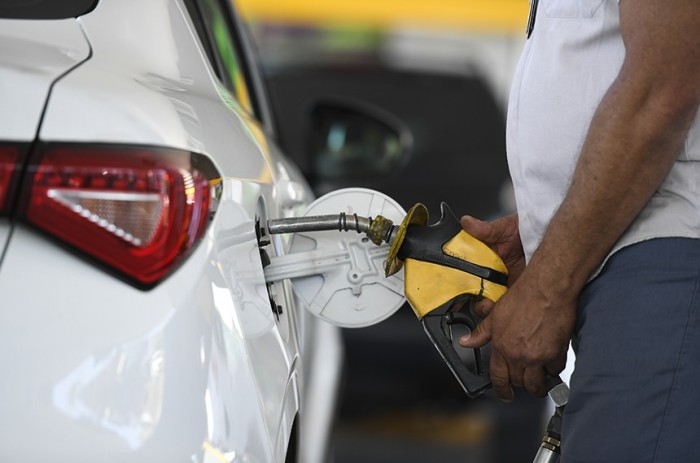 Prorrogadas MPs que retomam tributos sobre gasolina e que recriam Bolsa Família