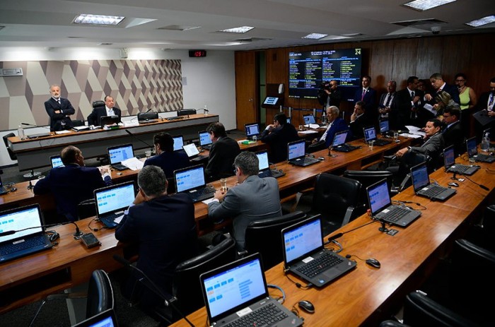 CCJ debate marco legal das instituições comunitárias de educação básica