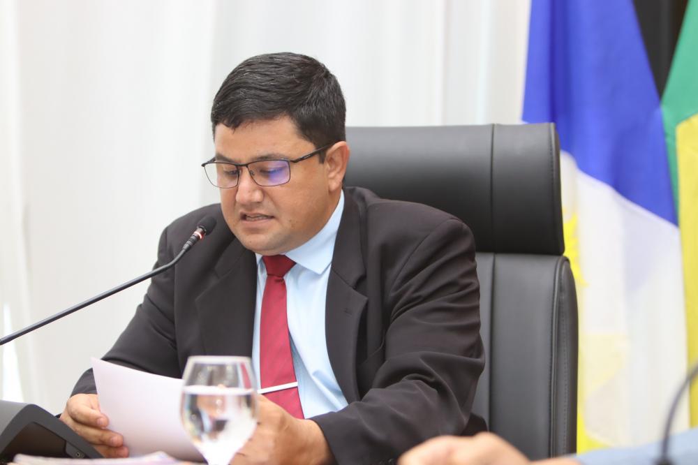 Rogério Freitas solicita serviços de limpeza e poda de árvores na quadra 1303 Sul 