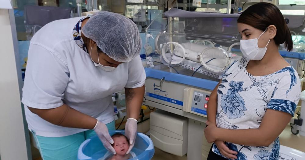 Bebês prematuros do Hospital e Maternidade Dona Regina recebem terapia com ofurô