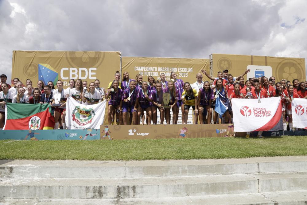 Cerimônia de premiação dos vencedores encerra com chave de ouro o campeonato de futebol feminino no Tocantins
