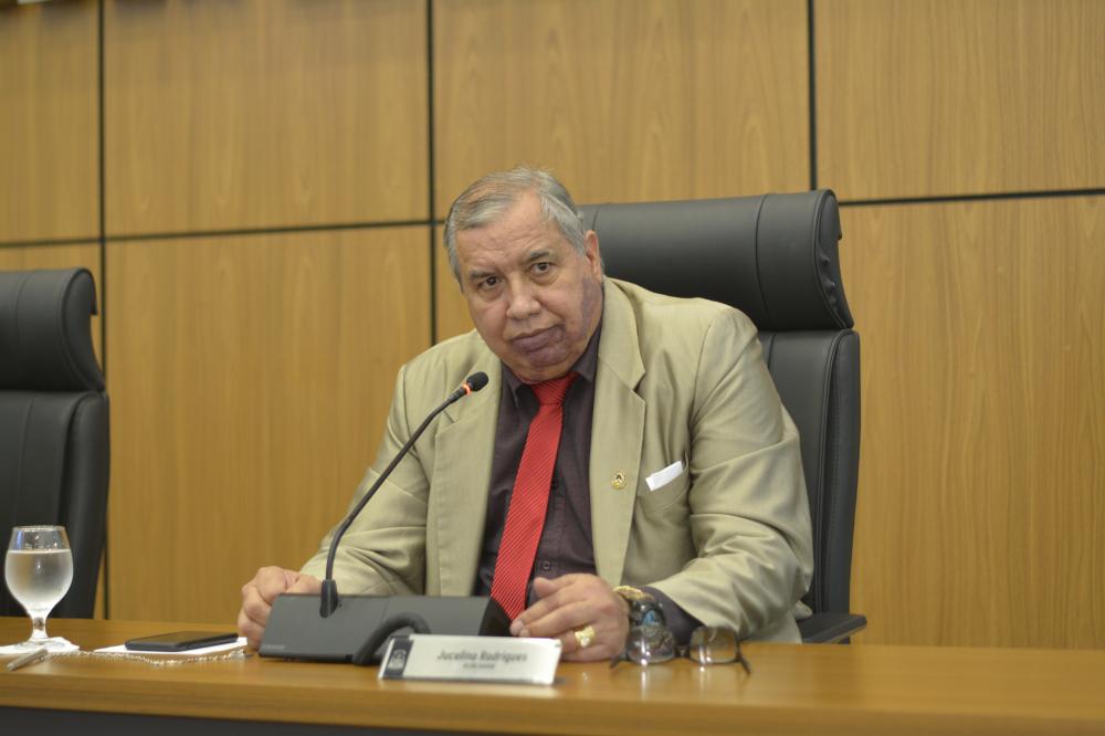 Jucelino Rodrigues solicita à prefeitura o recapeamento asfáltico da Rua Porto Alegre no Jardim Aureny I