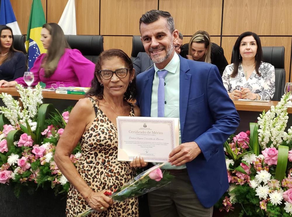 Vereador Mauro Lacerda presta homenagem à pioneira Dalma durante Sessão Solene em Homenagem ao Dia Internacional da Mulher 