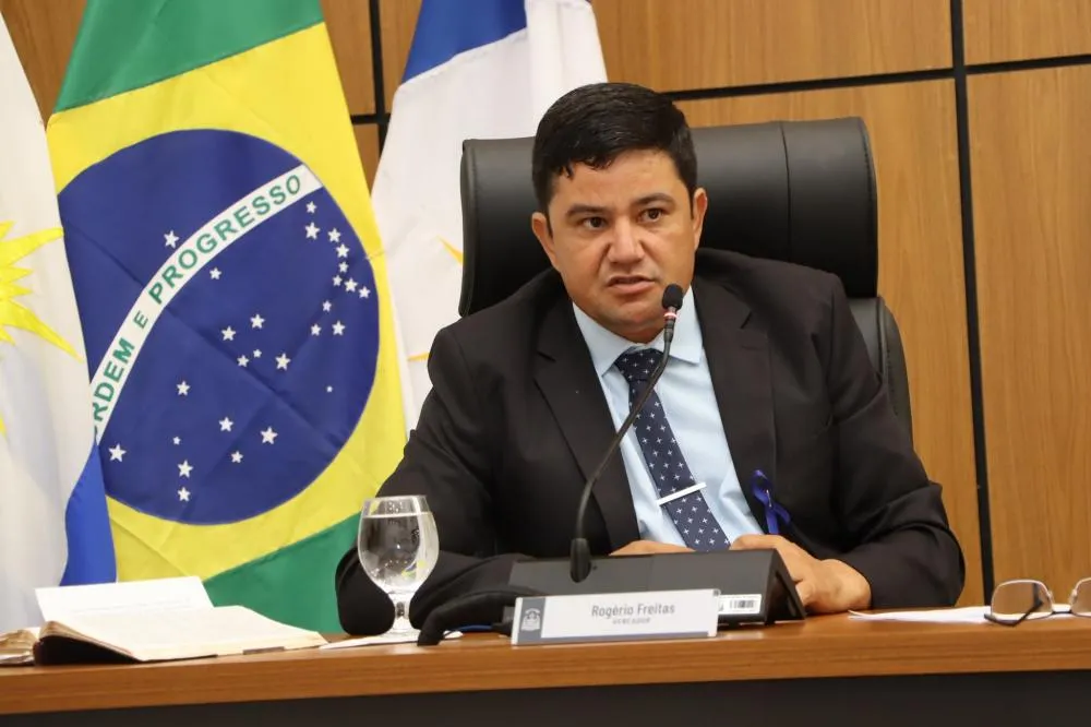 Rogério Freitas solicita serviços de limpeza e poda na Quadra 1103 Sul