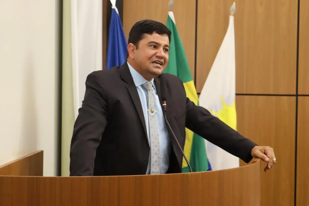 Vereador Rogério Freitas solicita serviços de roçagem e retirada de galhadas em Palmas