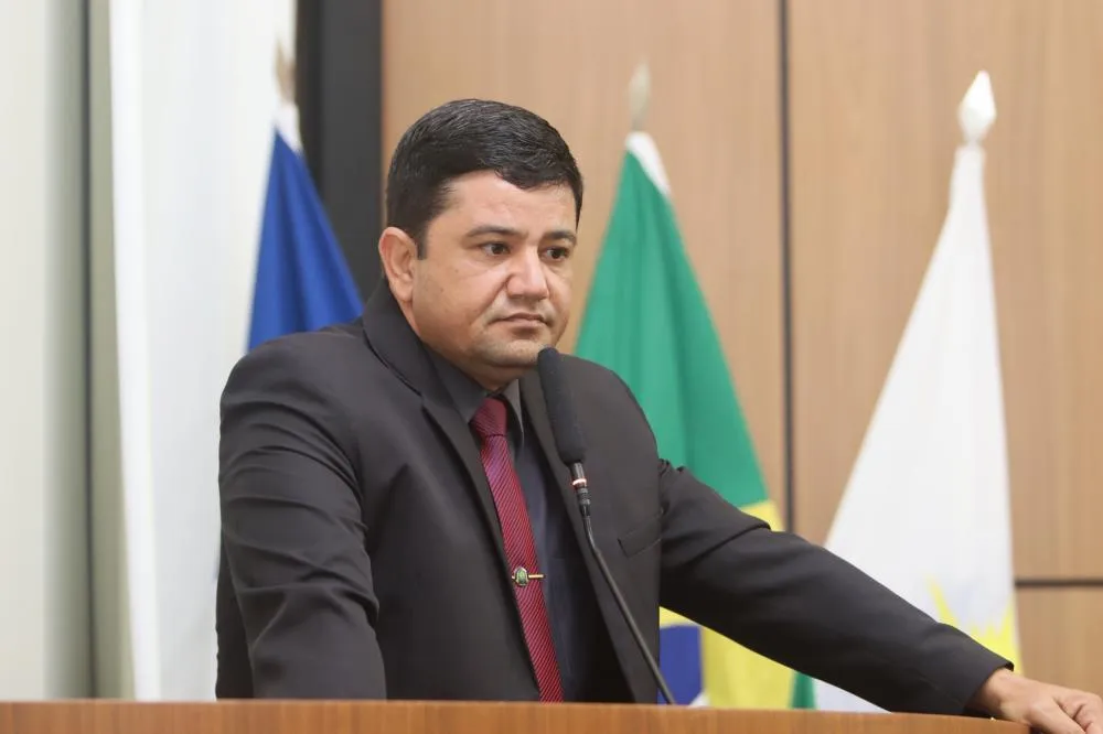 Vereador Rogério Freitas solicita revitalização da sinalização no bairro Santa Fé