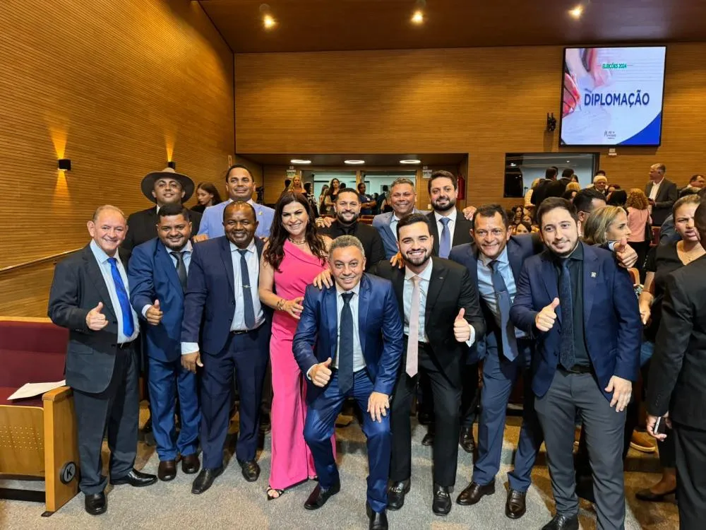 Demonstrando unidade e apoio a Marilon para a presidência da Câmara, grupo dos 13 vereadores fazem foto juntos durante a diplomação