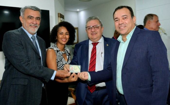 Na Assembleia Legislativa, Secretaria da Segurança Pública entrega carteiras de identidades funcionais a deputados estaduais