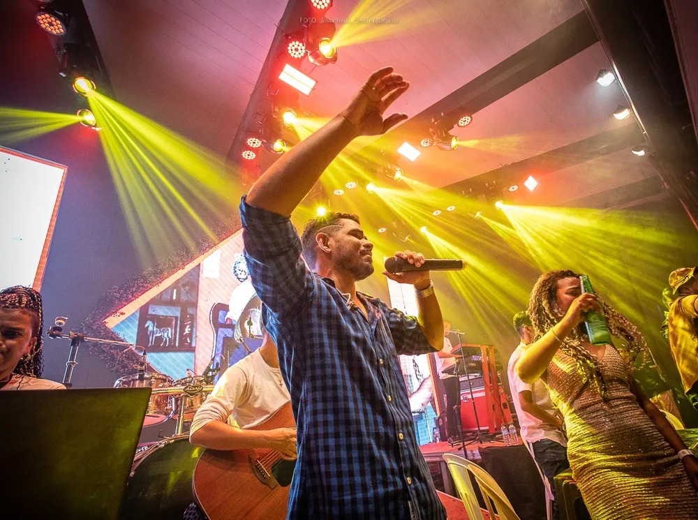 Com carreira artista solidificada, Evoney Fernandes tem shows agendados em todo o Brasil