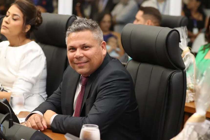 Vereador Alex Mascarenhas solicita recapeamento urgente da Rua Pernambuco no Aureny I