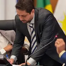 Vereador Dr. Vinícius Pires solicita operação do serviço de limpeza urbana na Quadra 1.003 Sul