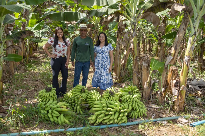 Fazendinha do Calor Humano faz entrega de bananas para reforçar alimentação da rede de ensino