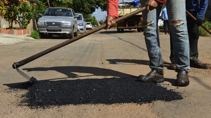 Redução das chuvas garante reforço no serviço de tapa-buraco em Palmas