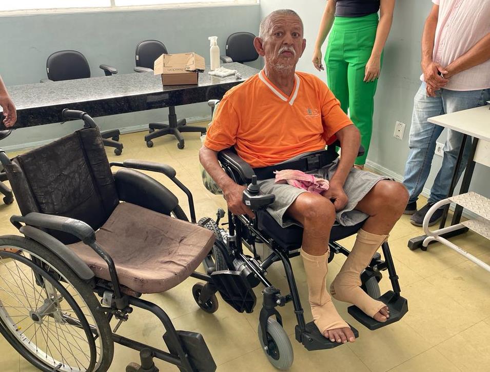 Governo do Tocantins entrega cadeiras de rodas motorizadas