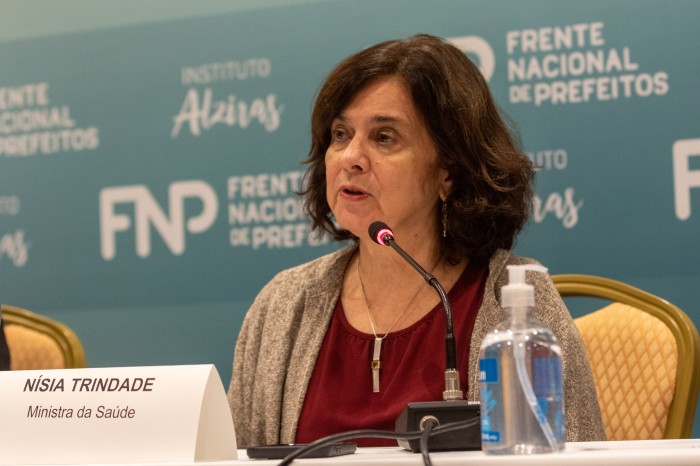 “É hora de intensificar a vacinação contra covid-19”, diz ministra