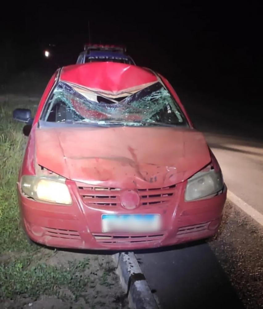 Motorista abandona carro com as portas trancadas após atropelar e matar ciclista na beira de estrada