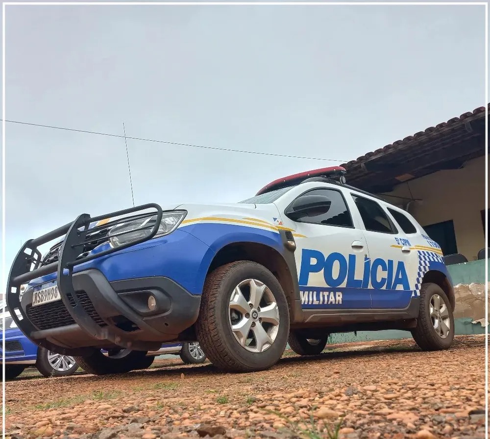 Homem suspeito de agredir a ex-mulher foge em moto com pneu furado e consegue escapar em matagal