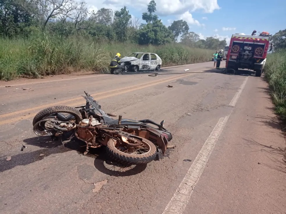 Mulher grávida de 8 meses e marido morrem após batida e entre moto e carro na BR-010