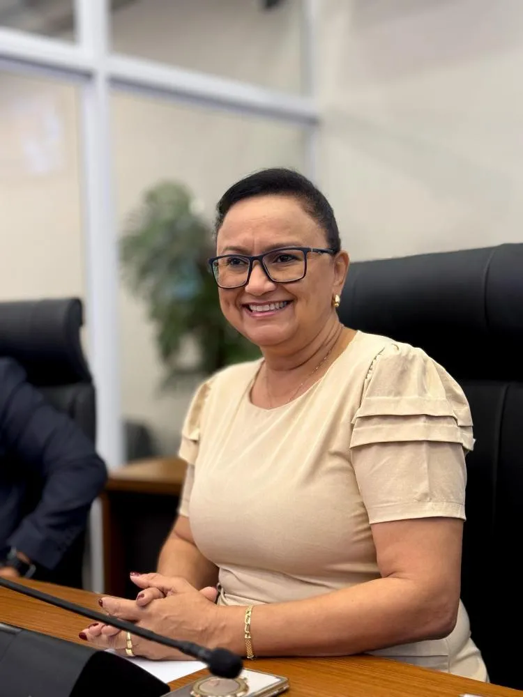 Professora Iolanda Castro propõe instalação de placas informativas nas paradas de ônibus da Capital