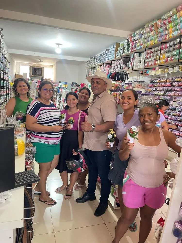 Vereador Dian Carlos presta homenagem as mulheres de Palmas com distribuição de flores