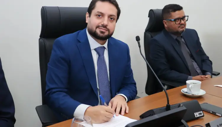 Dr. Vinícius Pires propõe medidas para valorização dos profissionais da saúde; Vereador questiona atraso de salários