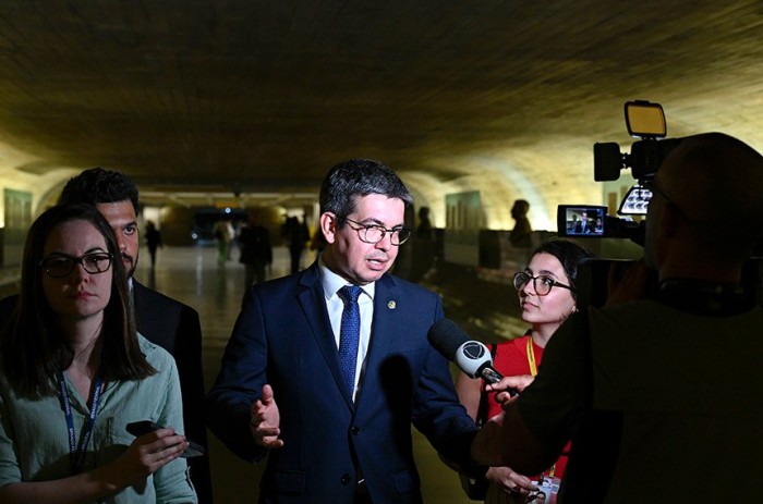 Saneamento básico: líderes governistas debatem decretos com ministros