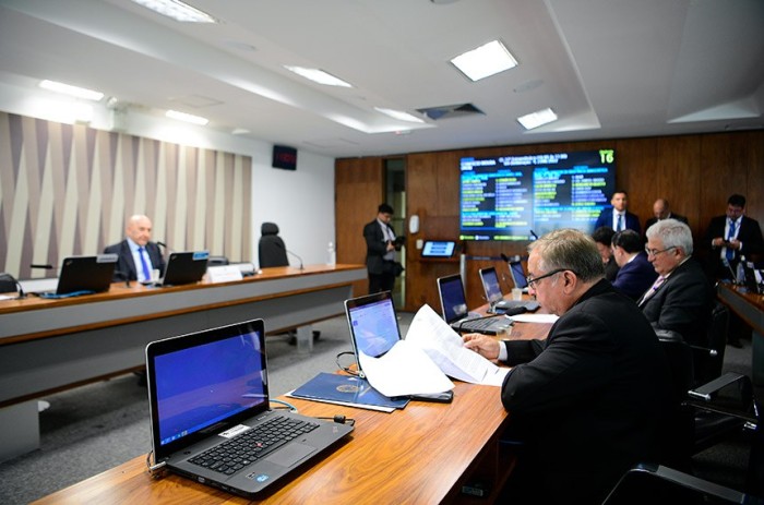 Comissão aprova isenção de IPI sobre veículos adquiridos por taxistas iniciantes