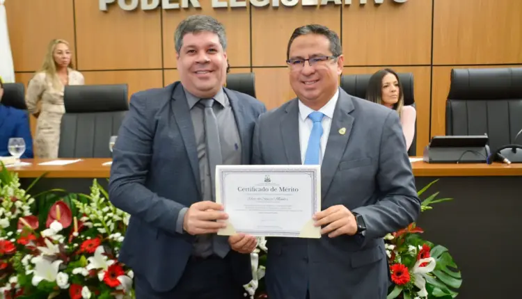 Vereador Léo da Saúde homenageia secretário Élcio Mendes pelo Dia do Jornalista na Câmara de Palmas