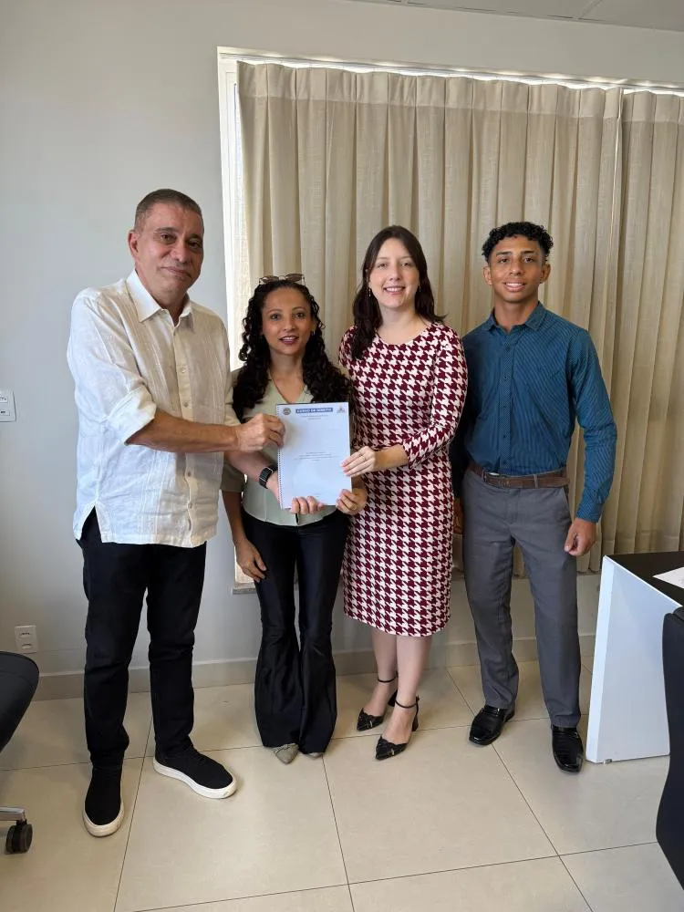 Alunos e professora do curso de direito da Unitop apresentam projeto de “Combate ao Lixo Irregular” a vereador Amastha