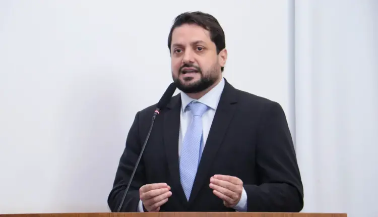 Vereador Dr. Vinicius Pires questiona suposta falta de orçamento para convocar concursados da Saúde