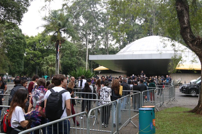 Homenagens de fãs, cantorias e declarações marcam velório de Rita Lee