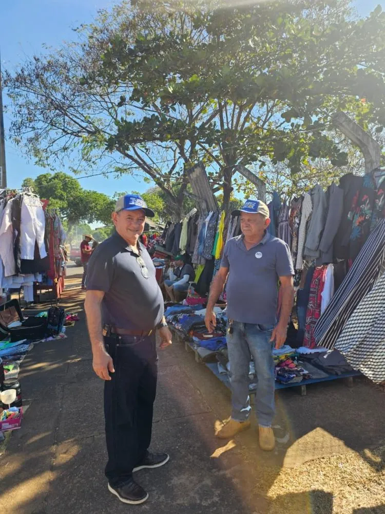 Vereador Juarez Rigol visita feira livre e solicita melhorias para o Aureny I