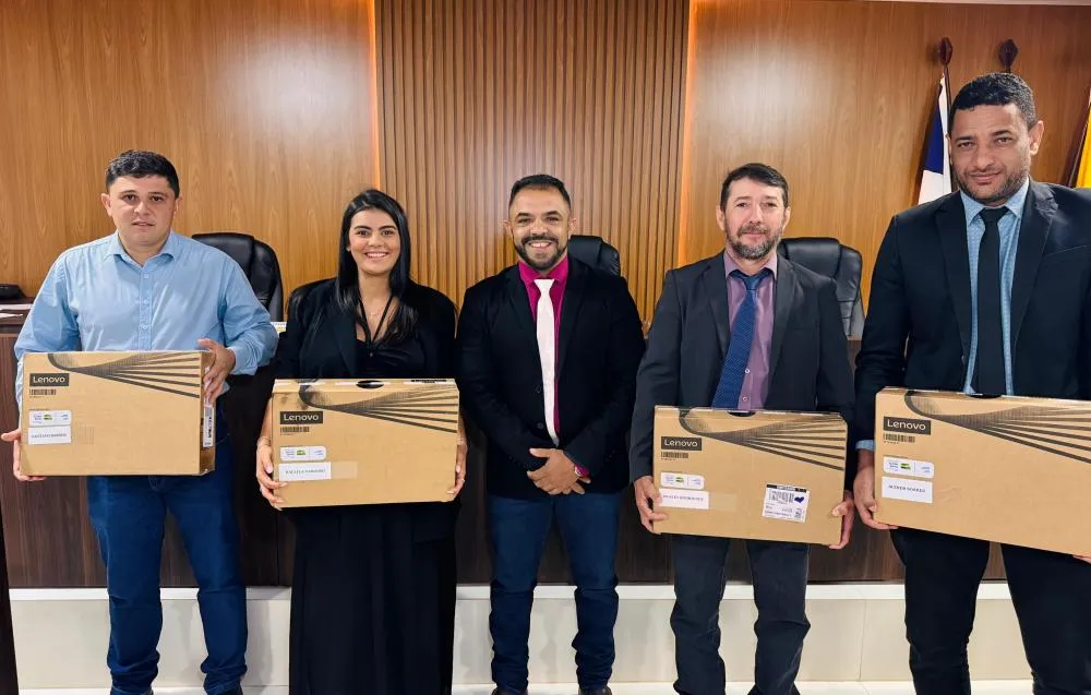 Presidente Jânio Mascarenhas conclui entrega de notebooks a todos os vereadores