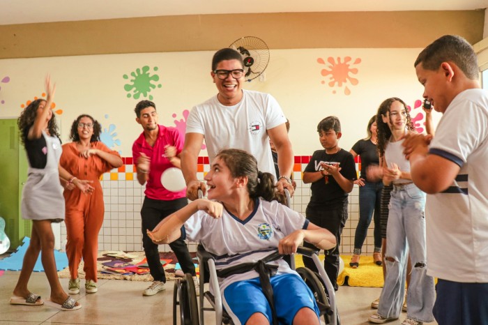 Alunos com necessidades educacionais específicas se divertem em homenagem ao Dia das Mães