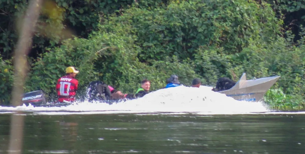 Foto mostra suspeito de atacar cidade de MT junto com comparsas atravessando rio Javaés dias antes de ser morto, diz PM