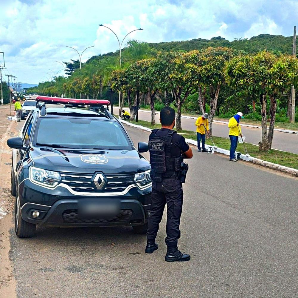 Custodiados da Unidade Penal de Miracema contribuem para a revitalização do município com pintura dos meios-fios