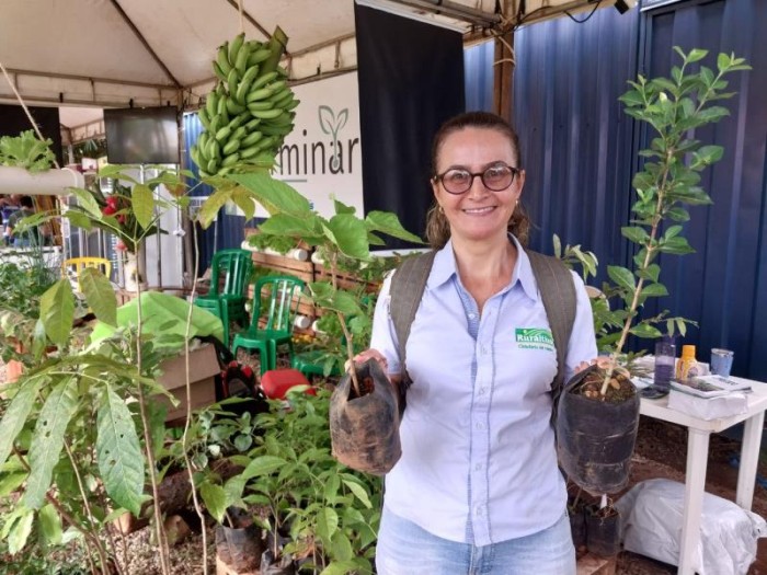 FMA doa mudas frutíferas e de sombra na Fazendinha do Calor Humano