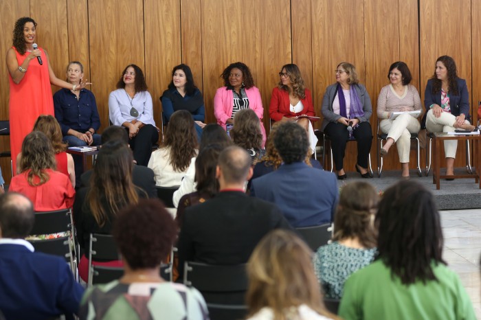 Mulheres ocupam 34% de cargos alta de liderança no setor público