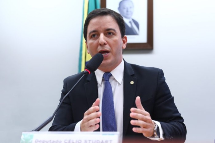 Proposta proíbe cobrança pelo fornecimento de uniforme em escola pública