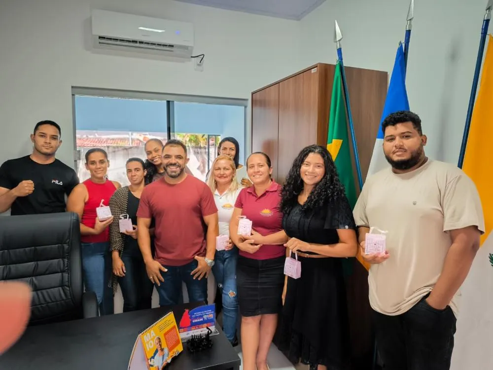 Presidente Jânio Mascarenhas entrega lembranças em homenagem ao Dia das Mães às servidoras da Câmara Municipal