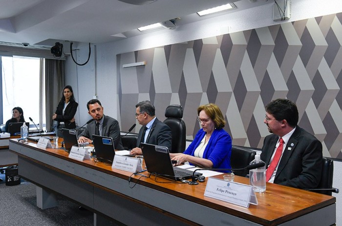 Mais Médicos: parlamentares divergem sobre revalidação de diplomas